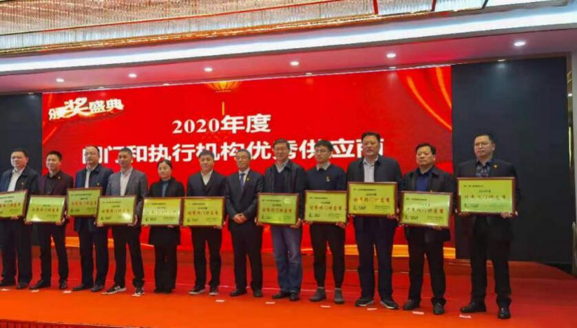张晓夏副总（右一）代表企业登台领奖