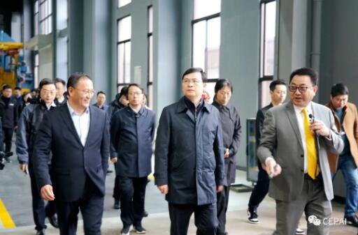 圖二（梁桂華董事長與陳市長視察西派技改項目）