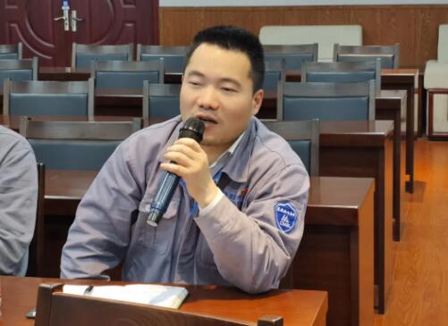 冷工室副主任王廣發(fā)言