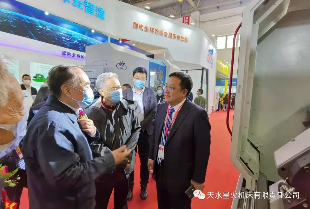 中国工程院院士周济卢秉恒莅临星火机床公司展台参观 中国工程院院士周济卢秉恒莅临星火机床公司展台参观