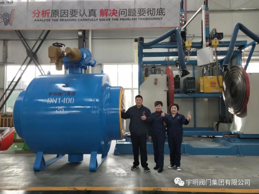 兩臺DN1400的球閥交接完裝車，出發發往港區工程項目地點