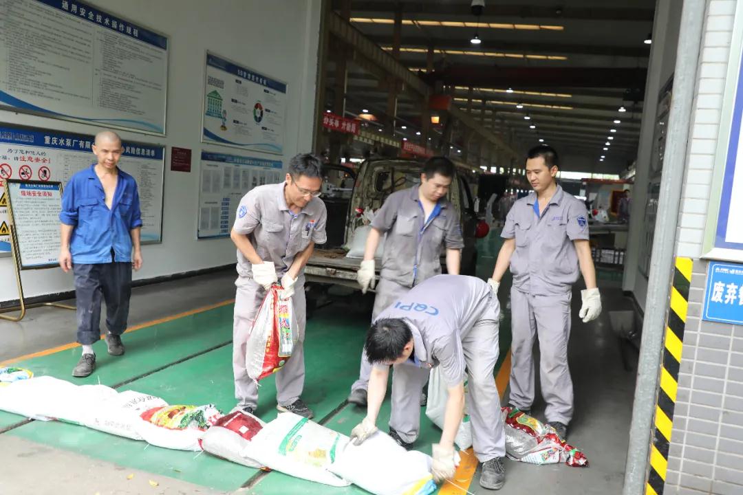 機(jī)加中心在車間大門處安置防汛沙袋