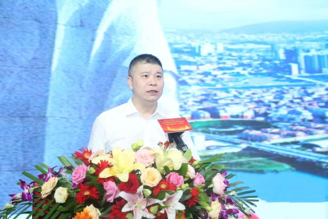 南安市商務局局長蘇培榮作招商推介