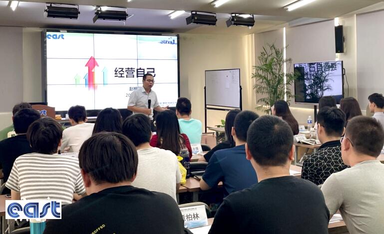 人力資源總監趙相平從工作和生活兩個方面告訴大學生們如何經營自己的未來
