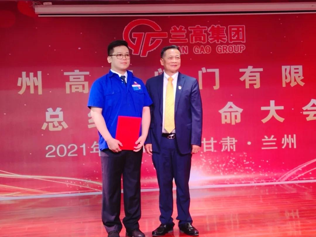 党委书记、董事长陈清流向新任总经理颁发任命书，并佩戴工牌
