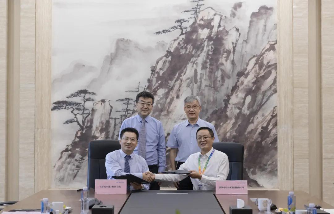 中控技術總裁助理王昊與ABB電氣中國元器件產(chǎn)品自動化銷售總經(jīng)理陳武高等代表雙方簽署備忘錄