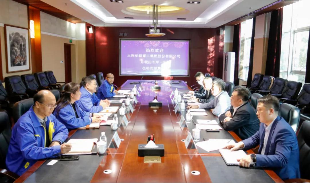 在主樓102會議室，雙方進行了友好交流。