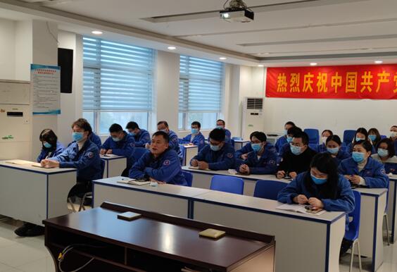 圖為：紀委書記邱少兵做培訓總結講話