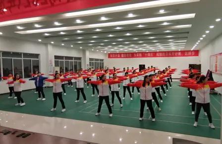 图为:泵业体操队员们进行日常训练 图为:泵业体操队员们进行日常训练