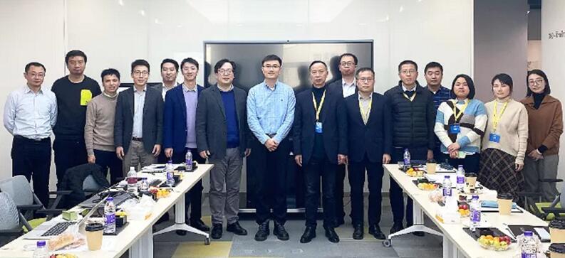 凱泉集團(tuán)副總裁孫維琳(右八) 斯凱孚中國區(qū)副總裁兼CTO吳芳基博士(左八) 