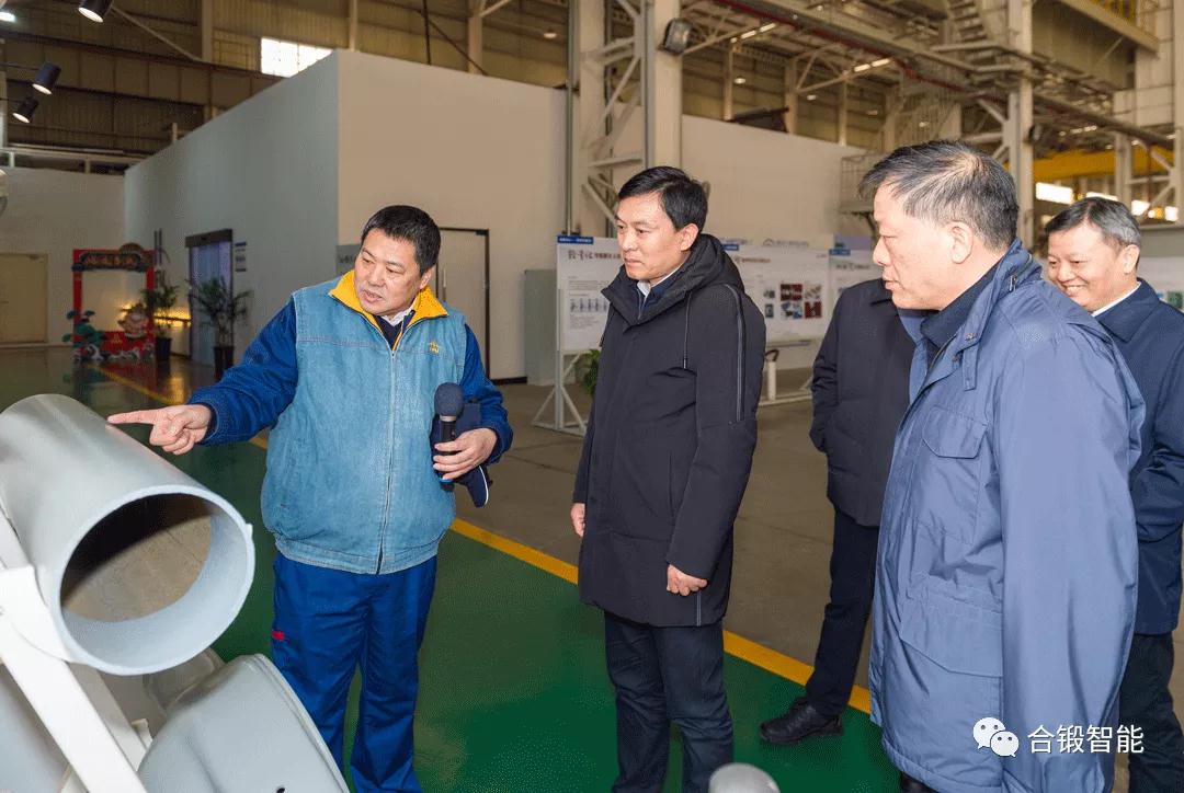 嚴建文董事長向張永書記介紹液壓脹形技術