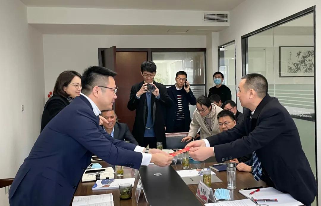 永嘉縣長吳呈錢考察慰問紐頓 頒發(fā)榮譽牌匾送上新春紅包