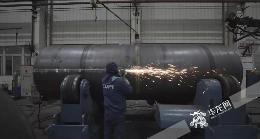 車間內(nèi)，工人師傅正在認(rèn)真工作。