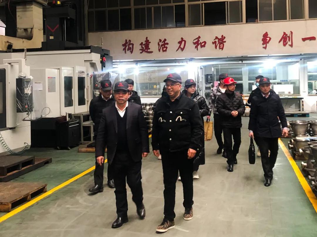 董庆华主任(左一) 集团总经理张晓东(右一) 董庆华主任(左一) 集团总经理张晓东(右一)