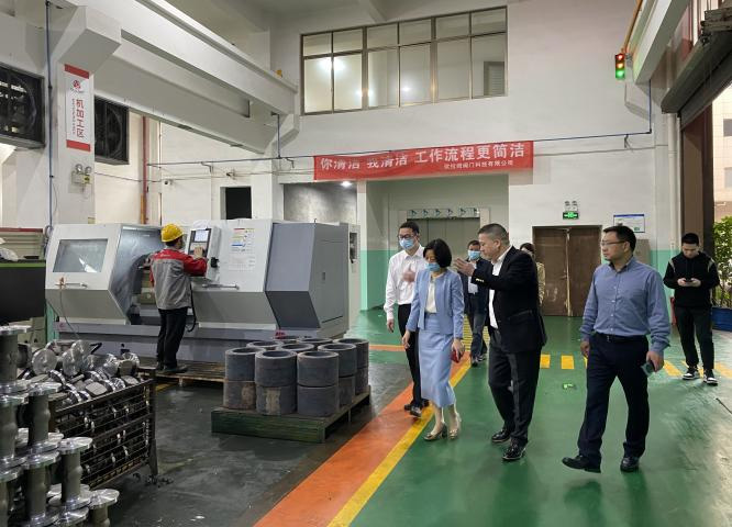 深入车间指导生产