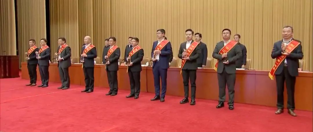 泰福泵業高管 吳培祥 上臺領獎（上圖右2）