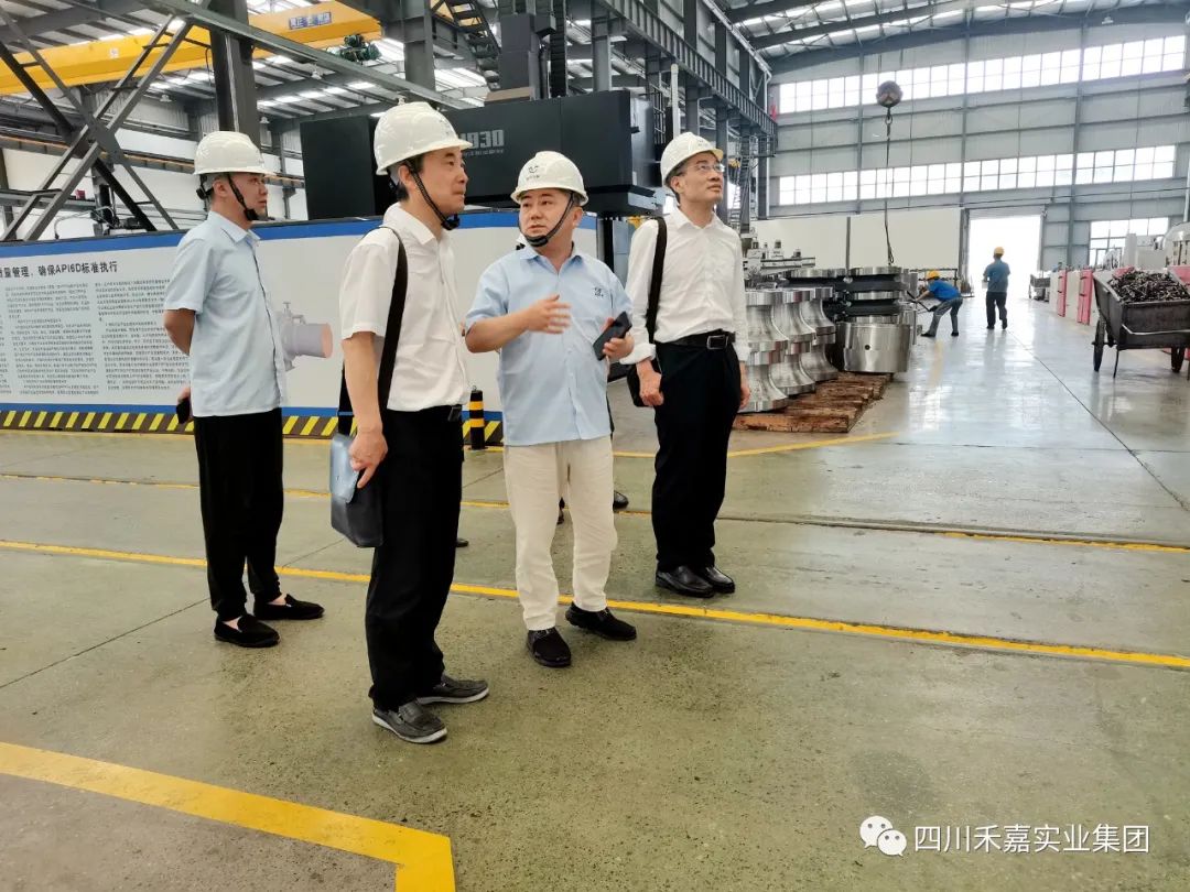 樊平总经理正在向王杰院长介绍飞球阀门的制造流程 樊平总经理正在向王杰院长介绍飞球阀门的制造流程