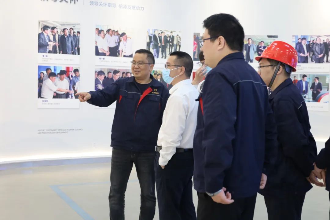 参观科技展厅(1) 参观科技展厅(1)