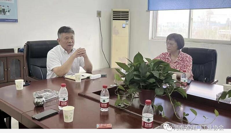 瑞科董事长王瑞卿（左）座谈会上讲话 （右）为协会执行秘书长赵怡敏