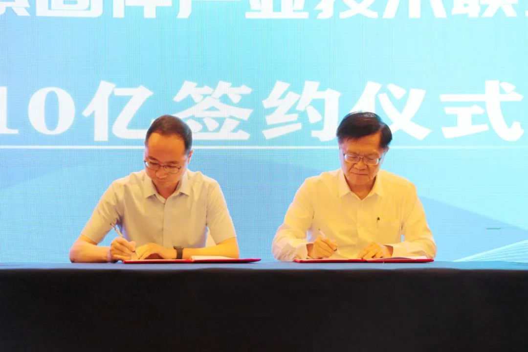 联盟主席蔡正雄(右)与民生银行嘉兴分行副行长刘小伟 联盟主席蔡正雄(右)与民生银行嘉兴分行副行长刘小伟
