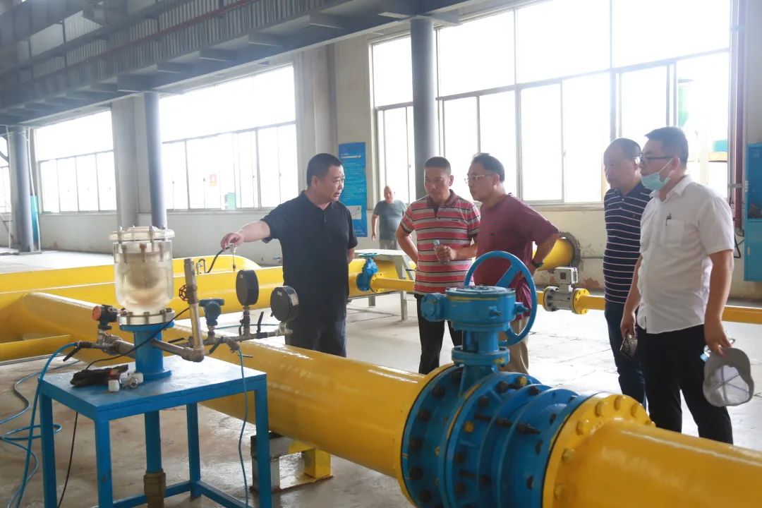 观摩空气阀微量排气实验 观摩空气阀微量排气实验