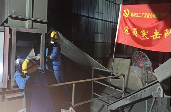 图为：铸造厂临时“党员突击队”在抢修现场