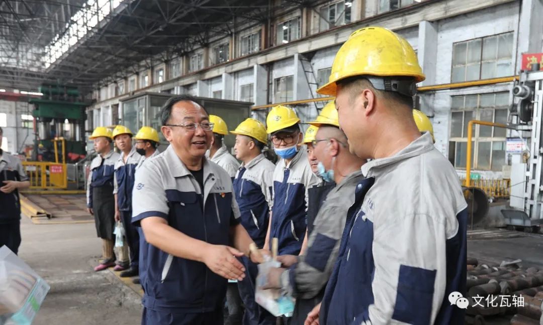瓦轴集团深入一线慰问高温作业岗位员工 瓦轴集团深入一线慰问高温作业岗位员工