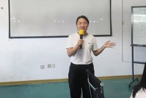 主持人陈斌霞开场问好 主持人陈斌霞开场问好