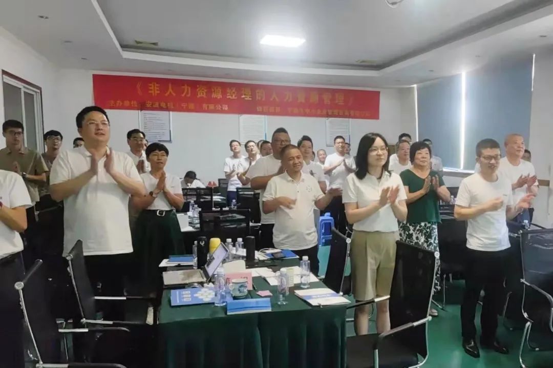 主持人陈斌霞开场问好 主持人陈斌霞开场问好