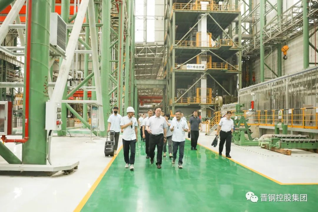 ▲徐广国一行参观冷轧厂 ▲徐广国一行参观冷轧厂