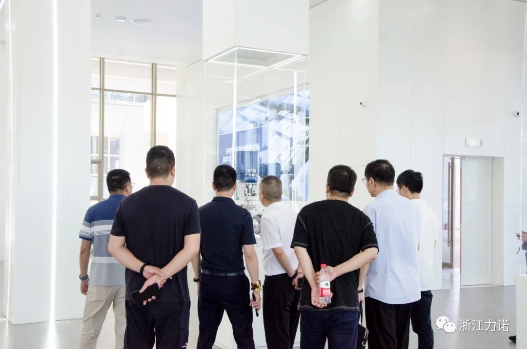 溫州市經(jīng)信局副局長丁加力一行蒞臨浙江力諾調(diào)研