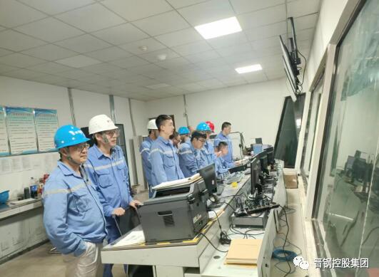 ▲ 厂部领导现场指导0.3mm冷硬卷轧制 ▲ 厂部领导现场指导0.3mm冷硬卷轧制