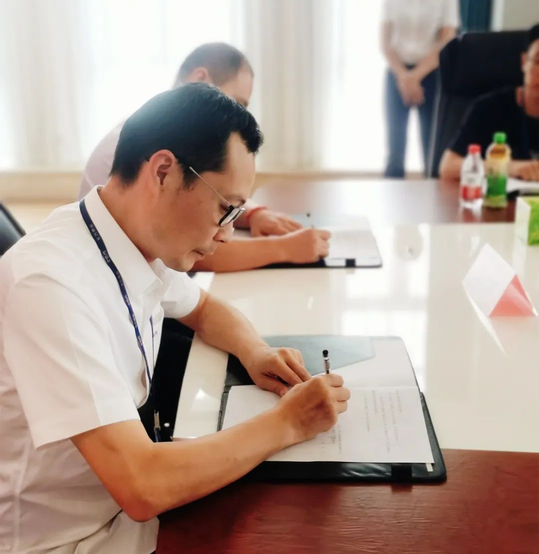 ▲ 南通公司总经理吴伟巧与江苏大学司乔瑞教授代表双方进行了协议的签约