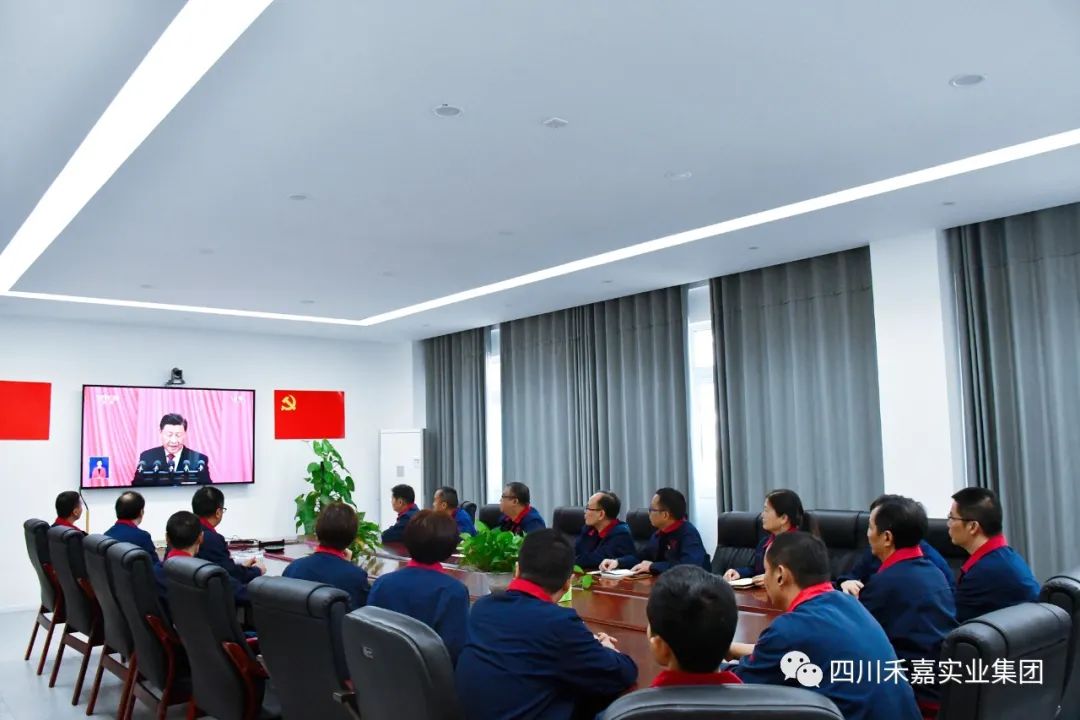 各级党员干部边观听边做记录 各级党员干部边观听边做记录