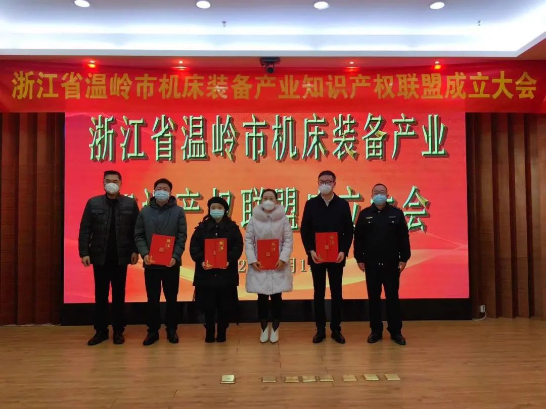 江卫与阮思群共同为技术顾问、法律顾问和融资顾问颁发聘书 江卫与阮思群共同为技术顾问、法律顾问和融资顾问颁发聘书