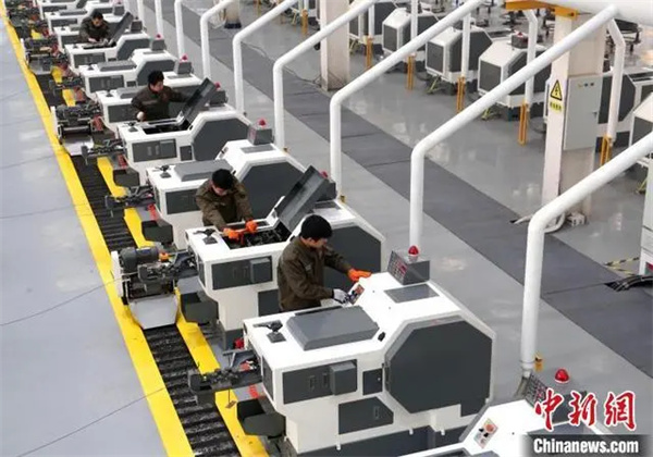 图为工人正在永年工业园区一家生产车间里忙碌 图为工人正在永年工业园区一家生产车间里忙碌