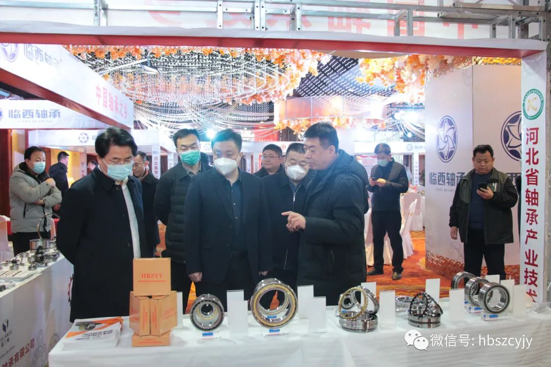 此图为:在临西县“专精特新”轴承产品展览暨2023春节轴承产销联谊会上,临西县县委书记孟宪鹏(中间)与河北轴研院院长郭金杰(右一)正在交谈 此图为:在临西县“专精特新”轴承产品展览暨2023春节轴承产销联谊会上,临西县县委书记孟宪鹏(中间)与河北轴研院院长郭金杰(右一)正在交谈