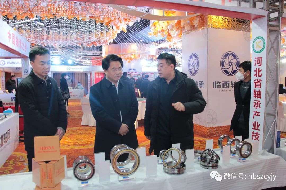 此图为:临西县县长黄会安(中间)在临西县“专精特新”轴承产品展览暨2023春节轴承产销联谊会召开前,到河北轴研院“高精尖”产品展位前参观 此图为:临西县县长黄会安(中间)在临西县“专精特新”轴承产品展览暨2023春节轴承产销联谊会召开前,到河北轴研院“高精尖”产品展位前参观