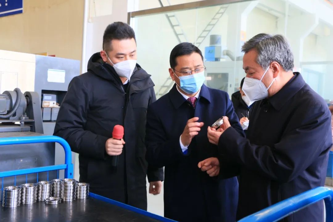 南通市政协主席黄巍东节前到江苏神通阀门公司走访慰问 南通市政协主席黄巍东节前到江苏神通阀门公司走访慰问