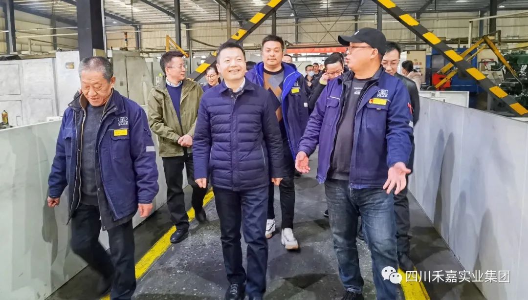 调研组在车间现场参观 调研组在车间现场参观