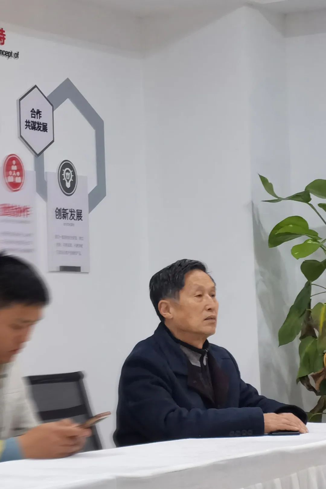 明赐东