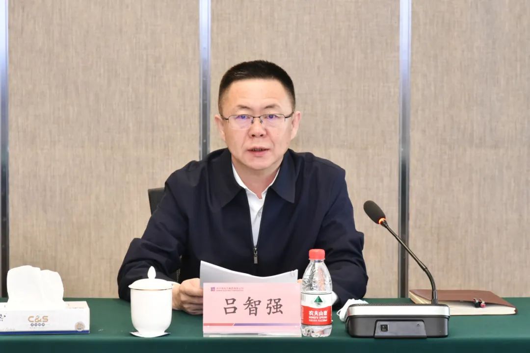 哈电集团党委常委、副总经理吕智强作工作报告