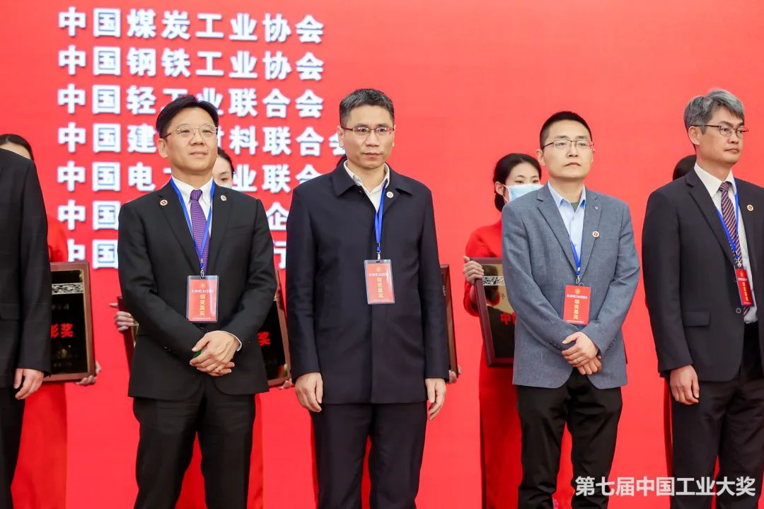 董事长李政宏先生上台领奖（左一）