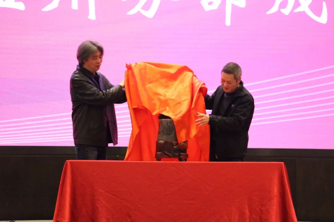 嘉善分部副主席王叔平为姜勇秘书长赠礼 嘉善分部副主席王叔平为姜勇秘书长赠礼