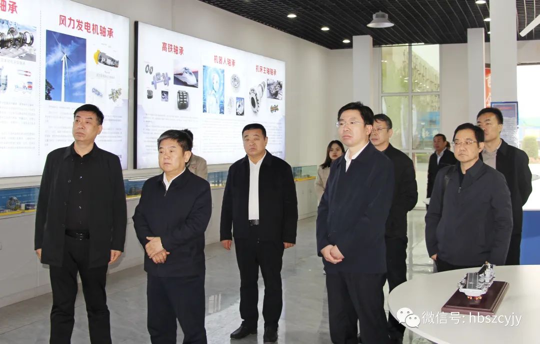 图中省厅张永强(左二)等领导在院运营中心观看研究的成果 图中省厅张永强(左二)等领导在院运营中心观看研究的成果