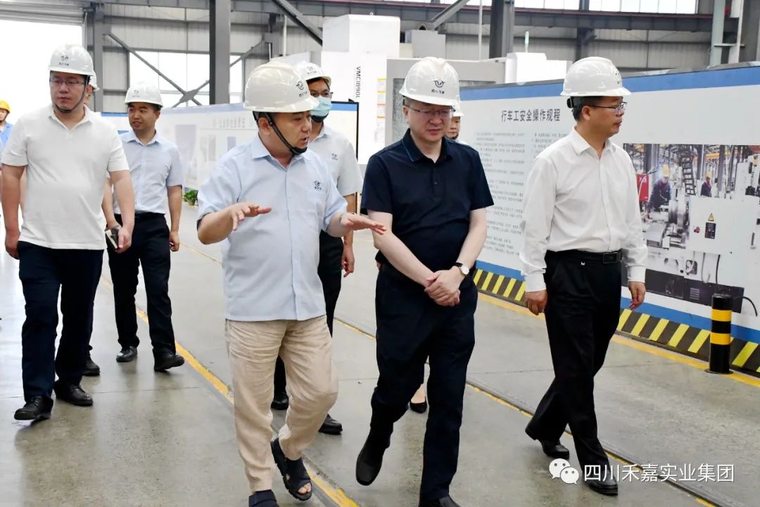 樊总陪同副市长陈华斌一行考察车间 樊总陪同副市长陈华斌一行考察车间