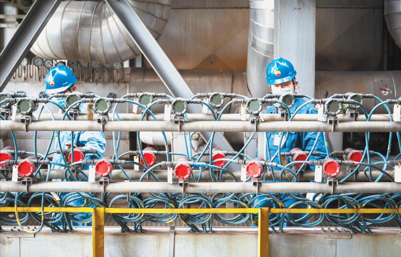 中石油四川石化工厂，重庆川仪自动化股份有限公司技术人员在对测量控制仪表进行检修。