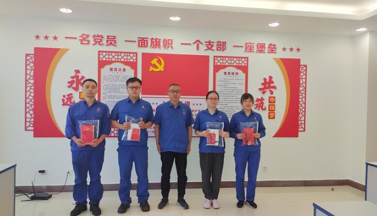 图为:党委书记危涛送上党员学习包 图为:党委书记危涛送上党员学习包