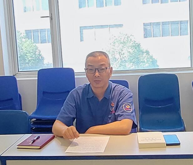 图为:党委书记危涛寄语新党员 图为:党委书记危涛寄语新党员