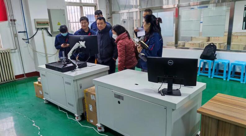 客户在仪器开发部调试间对系统进行预验收 客户在仪器开发部调试间对系统进行预验收